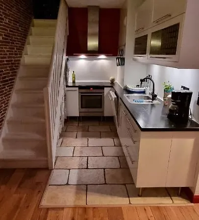 Chambre D'hôtes Sde, Wc Privé Climatisé Dans Loft 80m2 Espace Commun Avec Les Habitants Salon Et Cuisine Habitación en casa particular Tolón